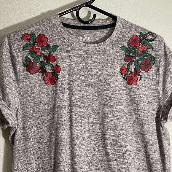 Hollister Curved Hem Tee in Medium Relaxed Fit Roses and Snake Design - Picture 2 of 9
